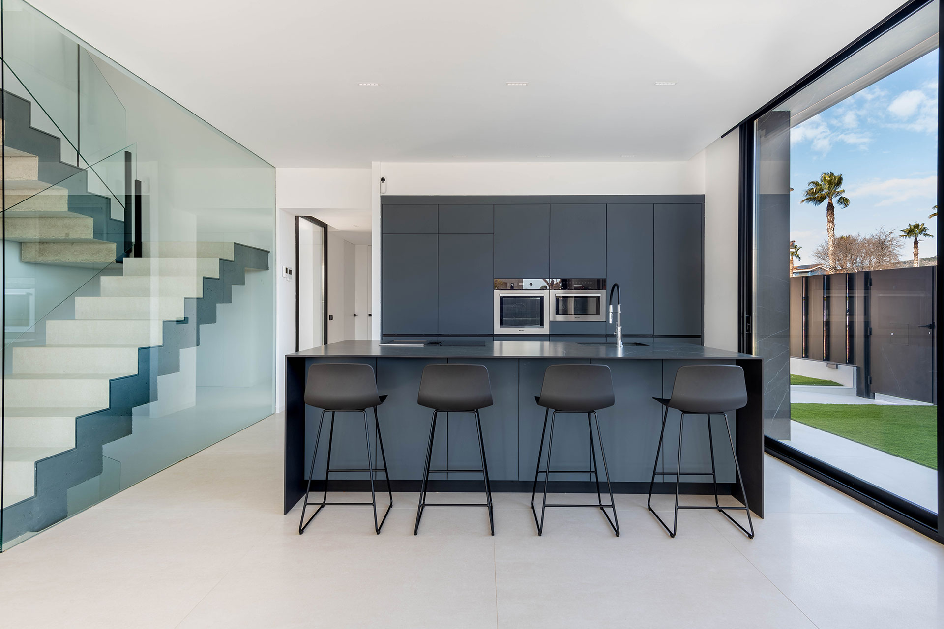 Diseño de cocina integrada con la estética de la fachada en Castellón.