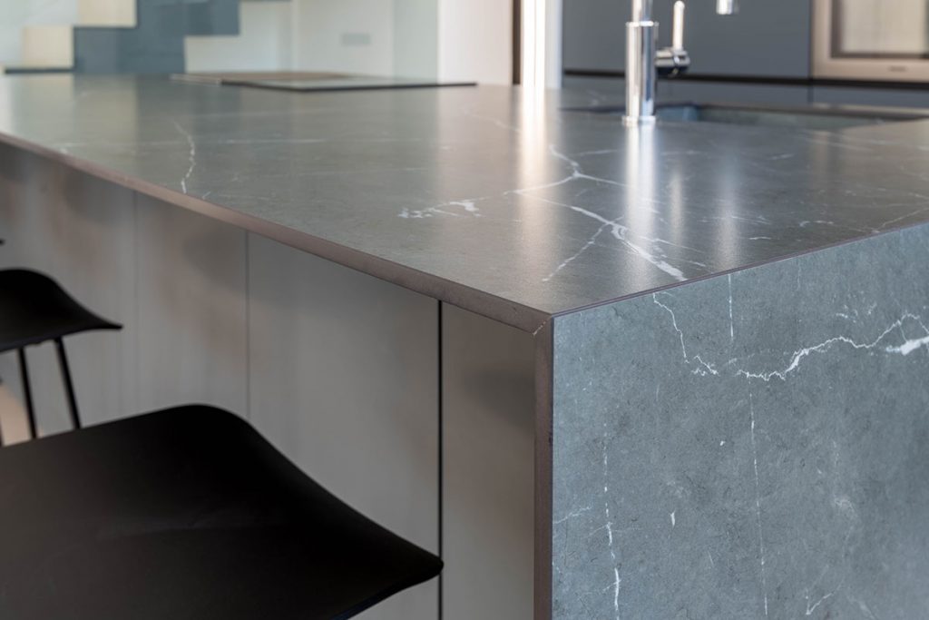 Diseño de cocina con encimera y fregadero realizados en porcelánico ABK Stone Pietra Grey