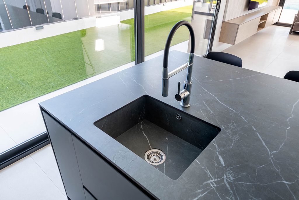 Diseño de cocina con encimera y fregadero realizados en porcelánico ABK Stone Pietra Grey