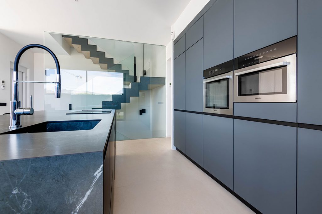 Diseño de cocina con mobiliario Fenix Grigio Bromo, resistente y a prueba de los pequeños de la casa