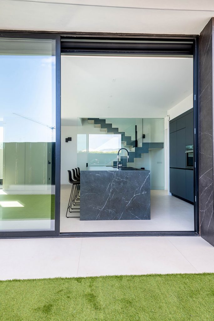 Diseño de cocina integrada con la estética de la fachada en Castellón.