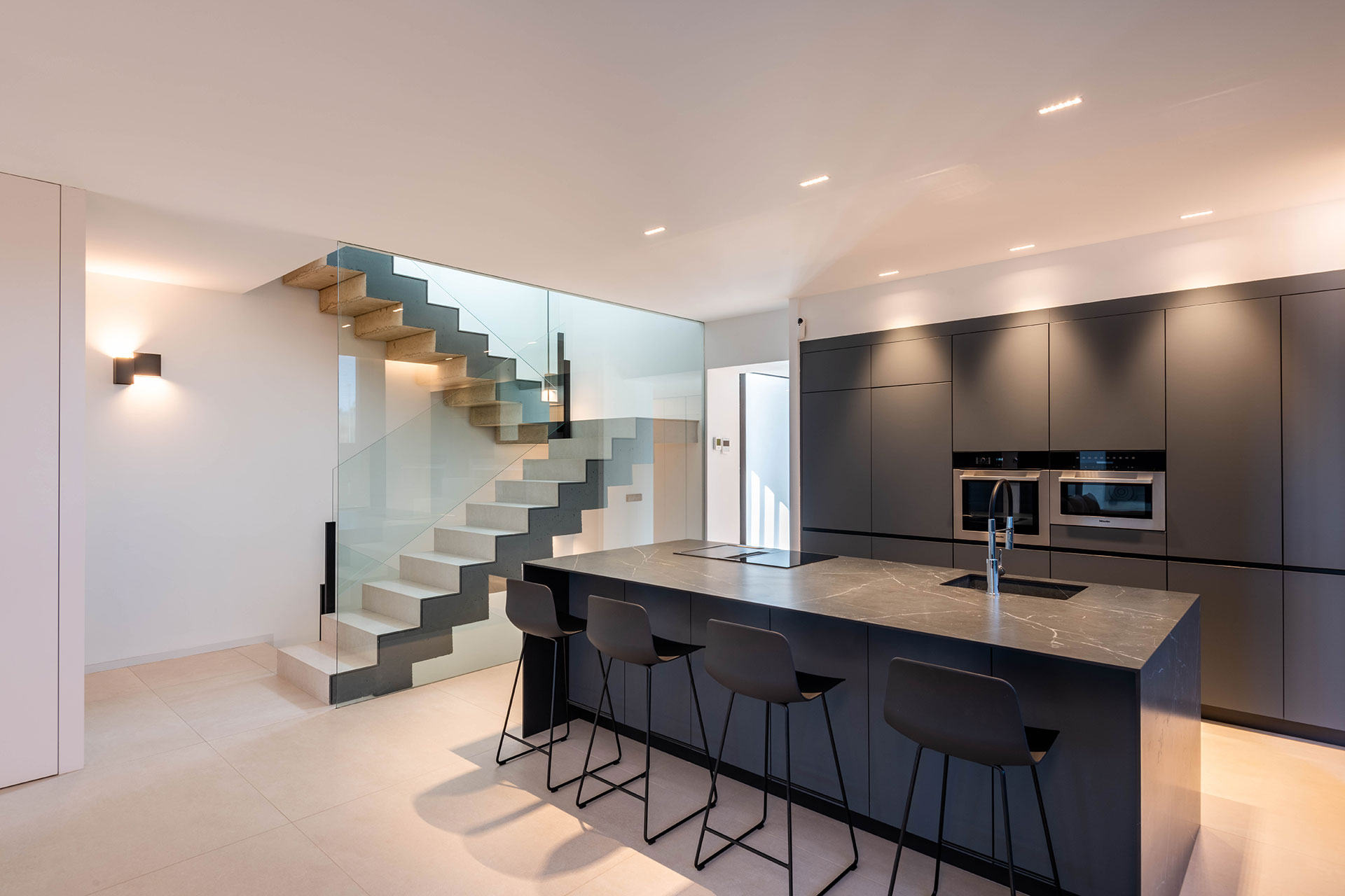 Diseño de cocina con mobiliario Fenix Grigio Bromo, resistente y a prueba de los pequeños de la casa