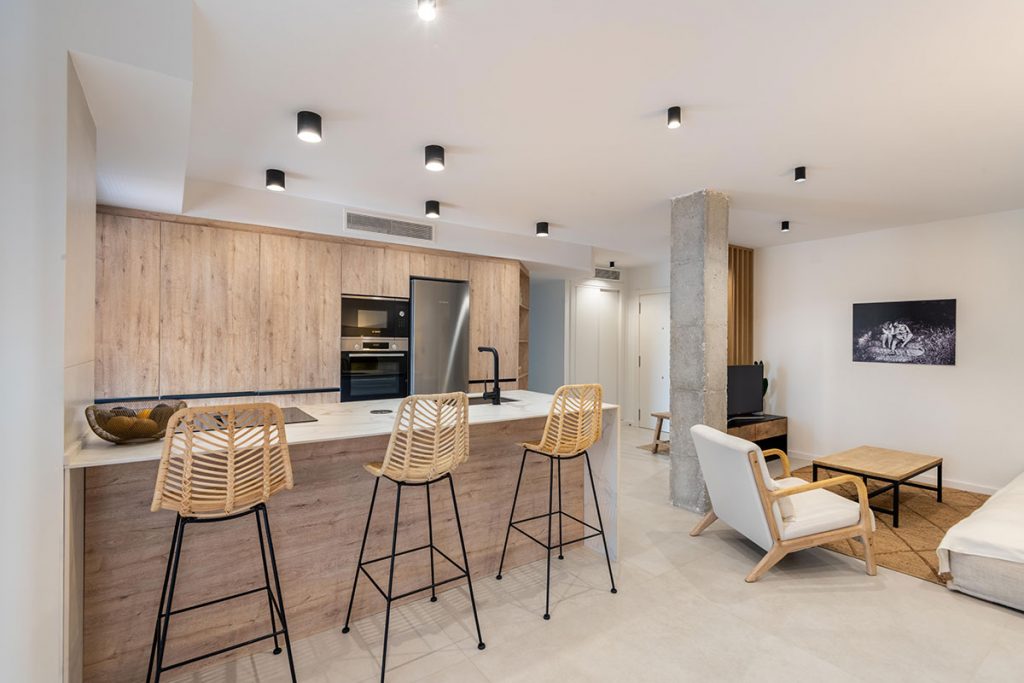 Diseño de cocina pensando en abrazar con muebles los elementos estructurales.