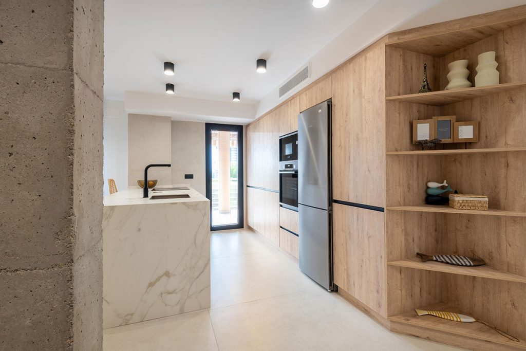 Mueble de grandes dimensiones con cajones interiores fundamental en el diseño de esta cocina para dar servicio a la zona del comedor.