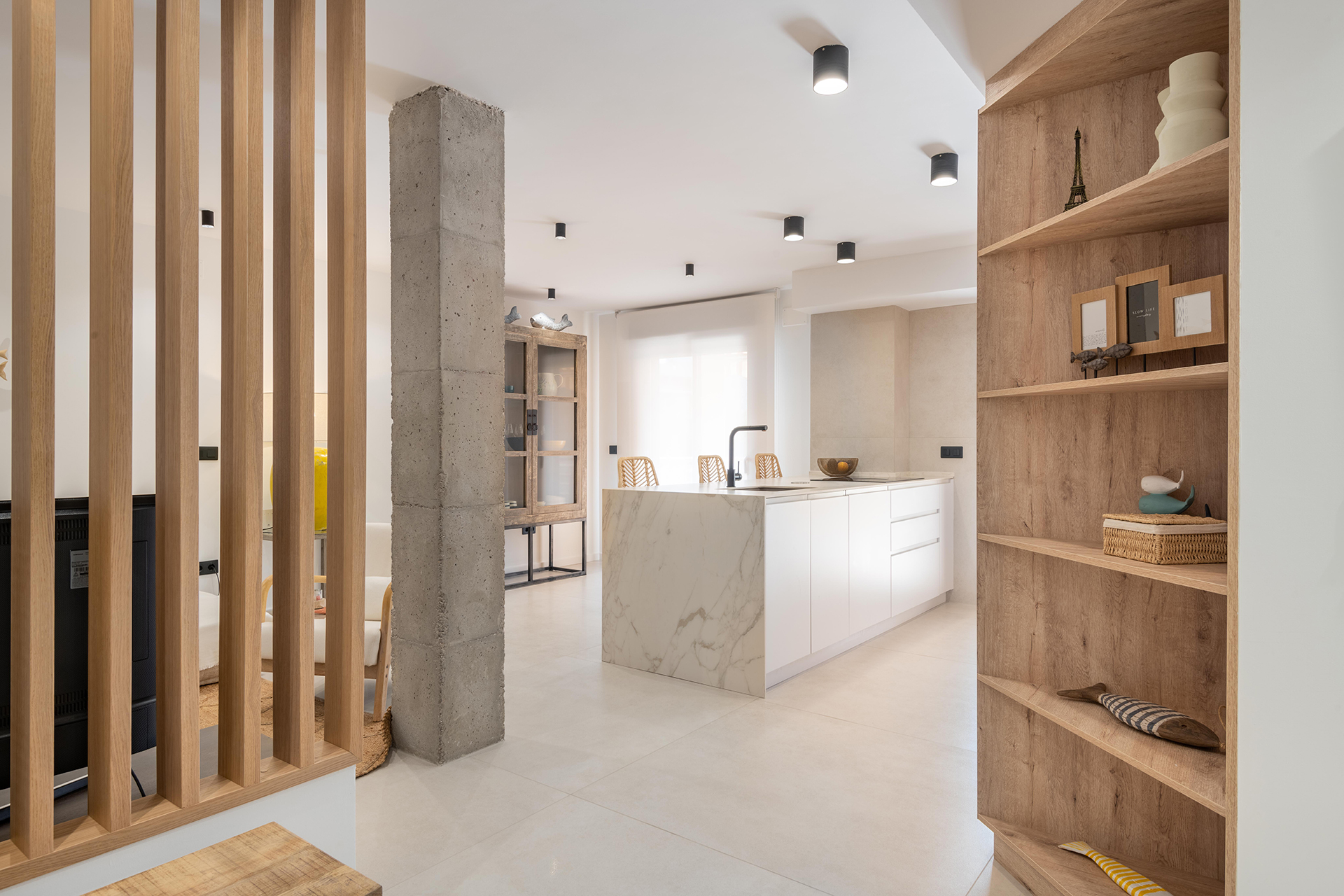 Diseño de cocina pensando en abrazar con muebles los elementos estructurales.