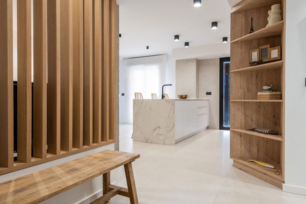 Diseño de cocina pensando en abrazar con muebles los elementos estructurales.