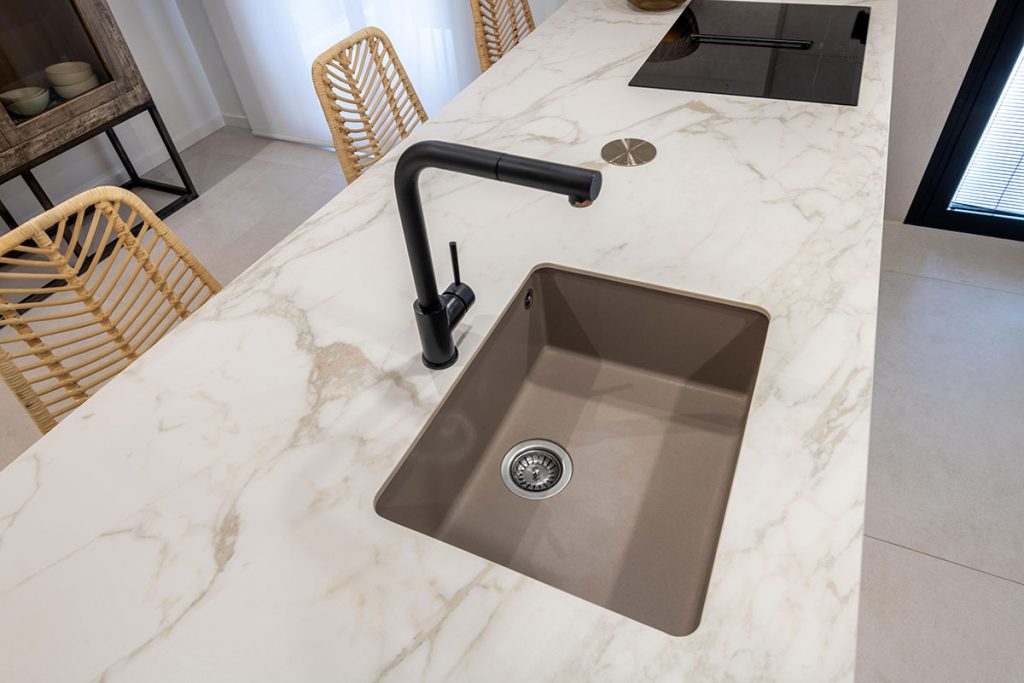 Soluciones aportadas para esta cocina realizada en Fenix Castoro Ottawa, con encimera porcelánico y electrodomésticos del grupo BSH.