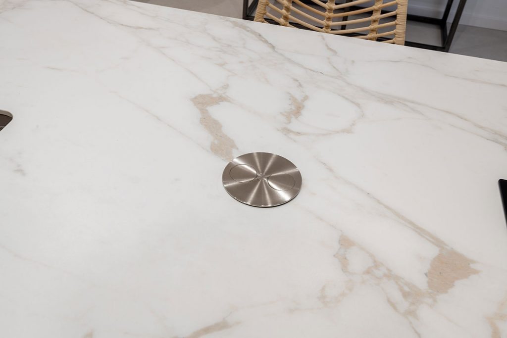 Soluciones aportadas para esta cocina realizada en Fenix Castoro Ottawa, con encimera porcelánico y electrodomésticos del grupo BSH.