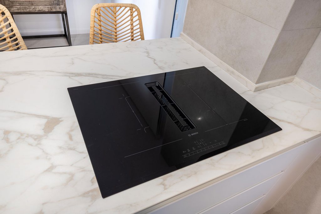 Soluciones aportadas para esta cocina realizada en Fenix Castoro Ottawa, con encimera porcelánico y electrodomésticos del grupo BSH.