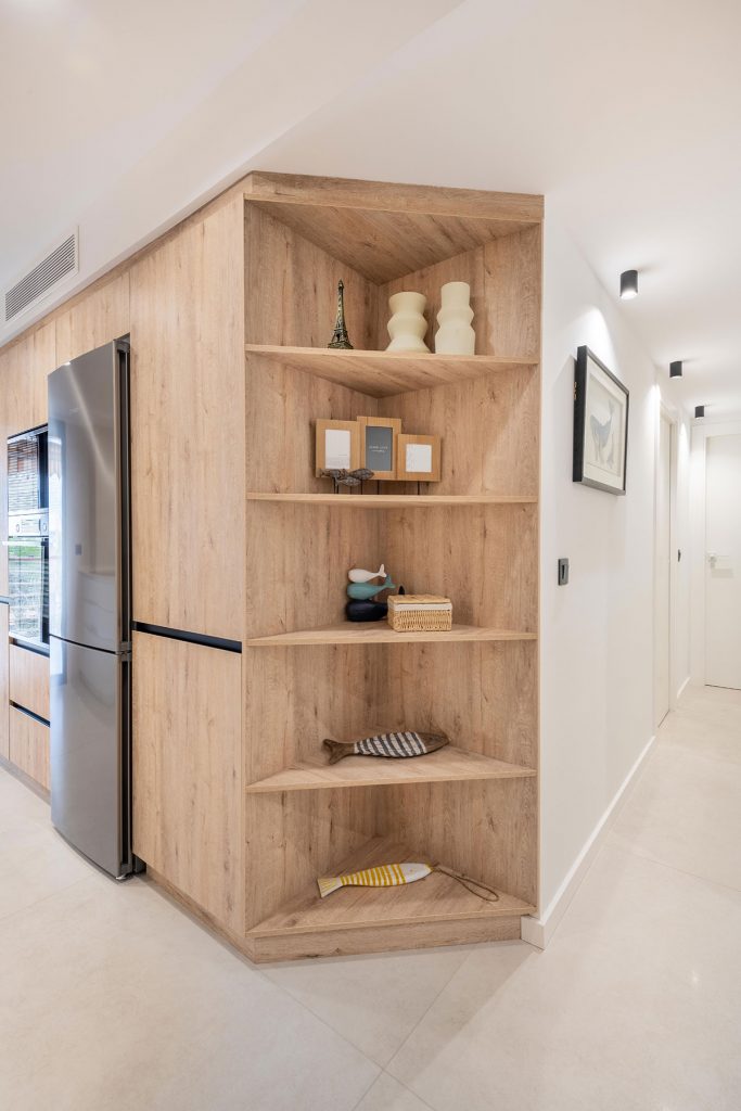 Mueble de grandes dimensiones con cajones interiores fundamental en el diseño de esta cocina para dar servicio a la zona del comedor.