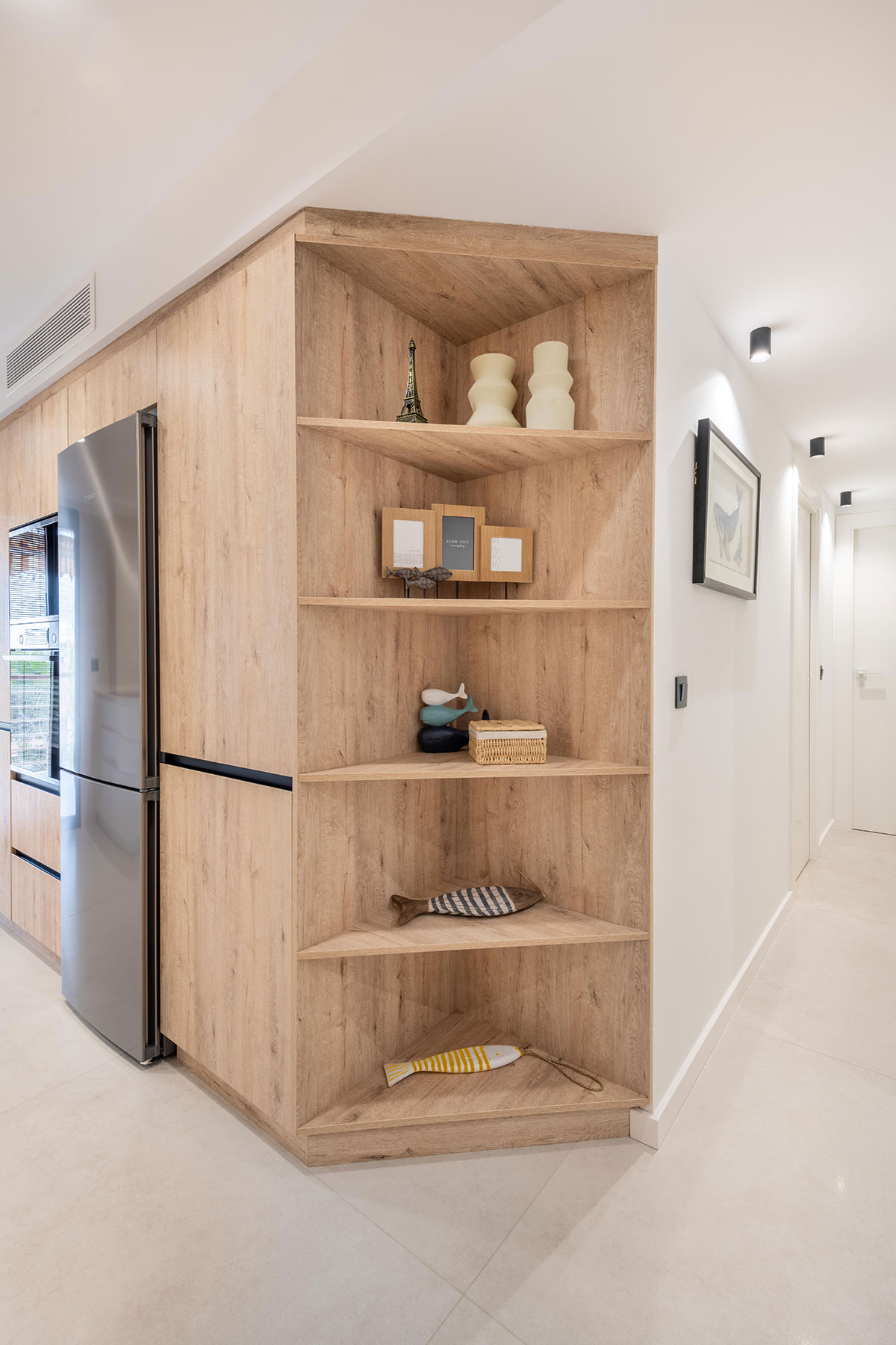 Mueble de grandes dimensiones con cajones interiores fundamental en el diseño de esta cocina para dar servicio a la zona del comedor.