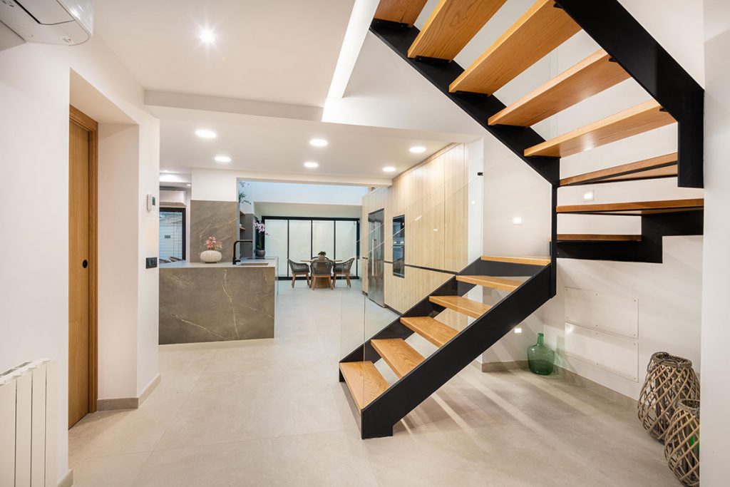 Proyecto de reforma para agrupar distintos espacios, como cocina, barbacoa, y comedor en un único espacio abierto para reuniones de verano.