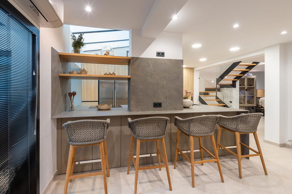 Diseño de cocina útil y práctica para residencia de verano en Benicassim.