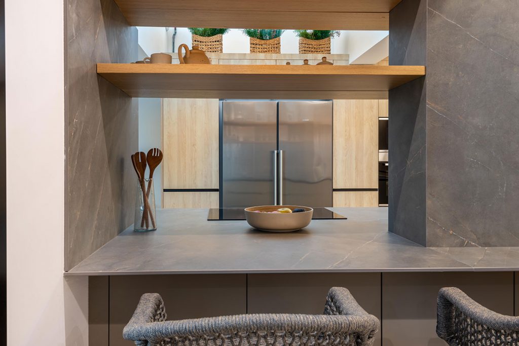 Diseño de cocina pensando en abrazar con muebles los elementos estructurales.