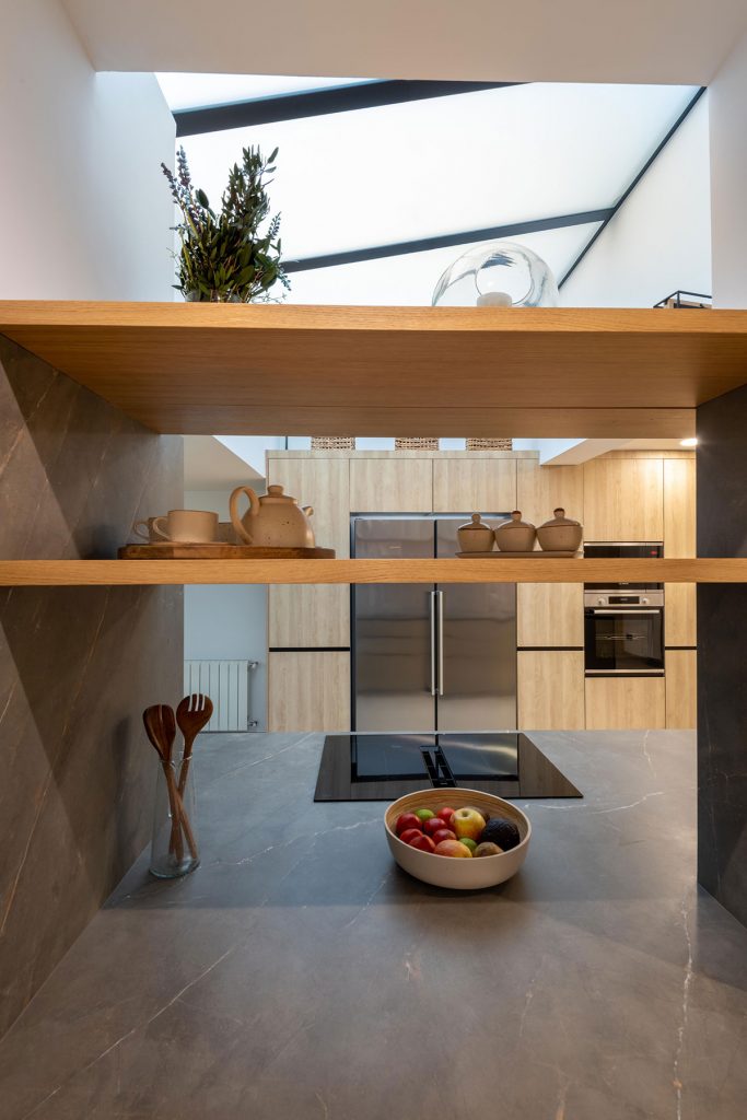 Diseño de cocina pensando en abrazar con muebles los elementos estructurales.