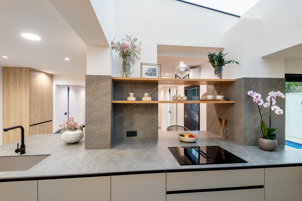 Diseño de cocina pensando en abrazar con muebles los elementos estructurales.