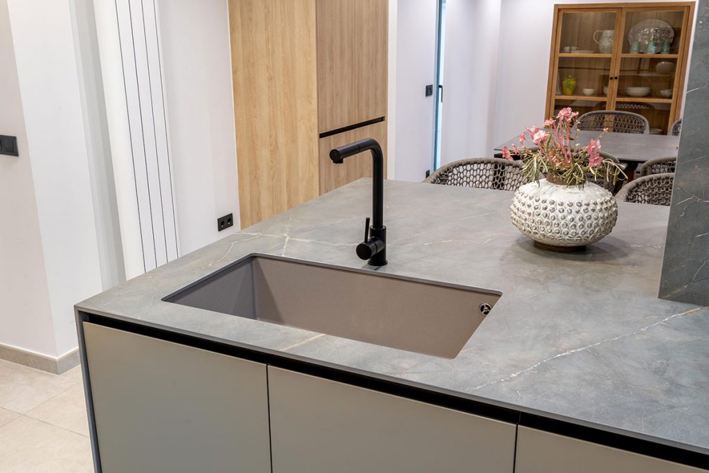 Soluciones aportadas para esta cocina realizada en Fenix Castoro Ottawa, con encimera porcelánico y electrodomésticos del grupo BSH.