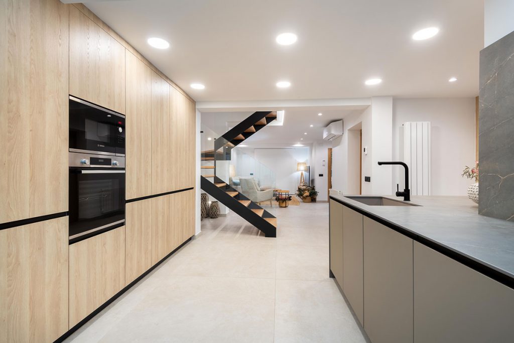 Mueble de grandes dimensiones con cajones interiores fundamental en el diseño de esta cocina para dar servicio a la zona del comedor.