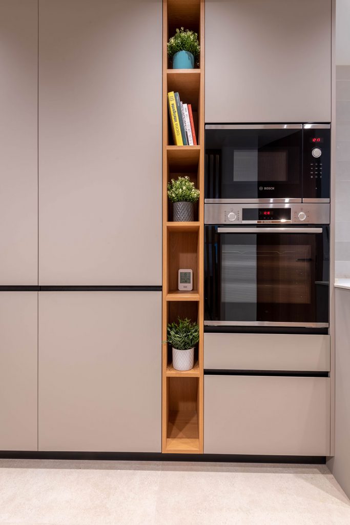 Diseño, fabricación e instalación de cocina en Valencia, combinando roble y encimera porcelánico ABK Stone Calacatta Gold.