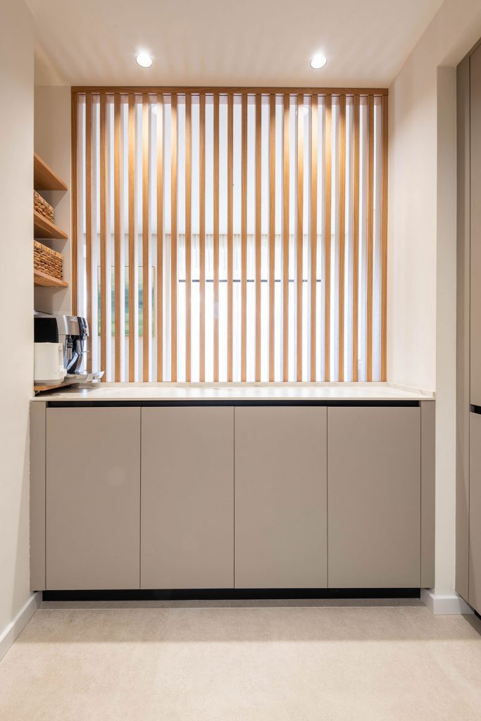 Diseño, fabricación e instalación de cocina en Valencia, combinando roble y encimera porcelánico ABK Stone Calacatta Gold.