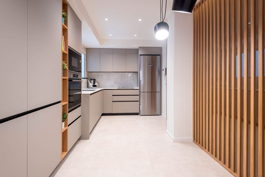 Diseño, fabricación e instalación de cocina con tonos neutros y uniformes, destacando el roble, en vivienda situada en Valencia