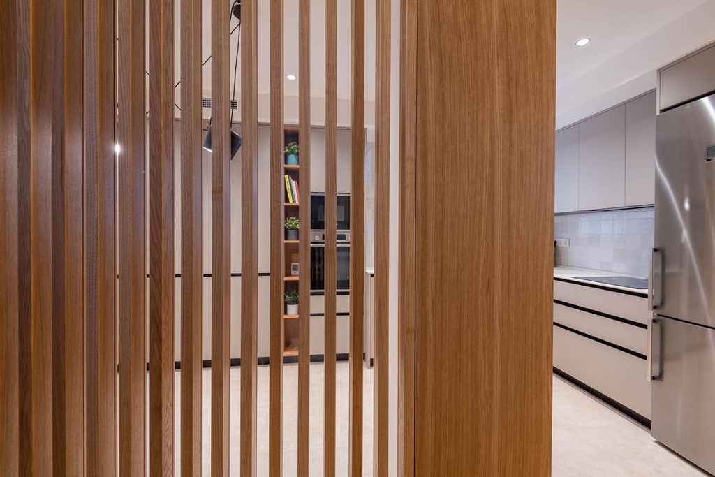 Diseño, fabricación e instalación de cocina con tonos neutros y uniformes, destacando el roble, en vivienda situada en Valencia