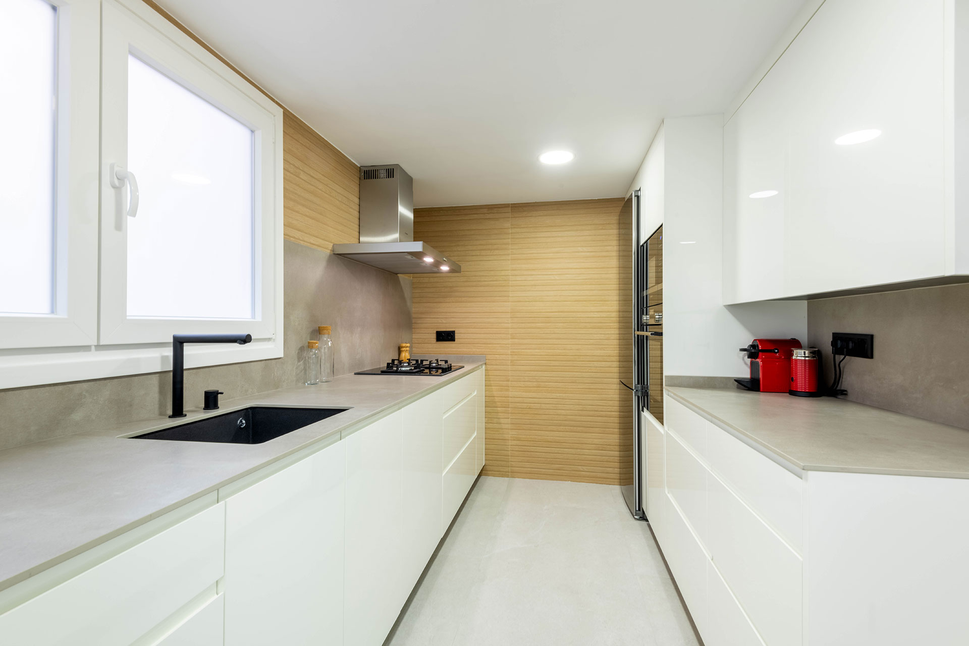 Diseño, fabricación e instalación de cocina urbana con lavandería en el centro de Valencia