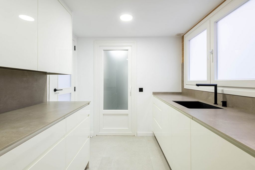 Diseño de cocina con mobiliario lacado en blanco alto brillo para aportar luz a la estancia