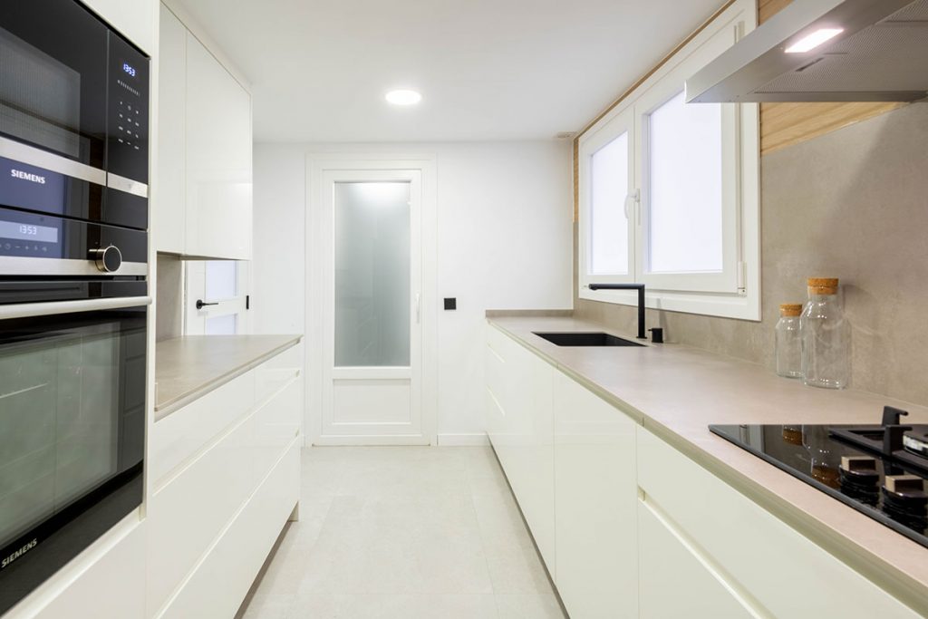 Diseño, fabricación e instalación de cocina con aplacado porcelánico ABK Stone Ash hasta la campana