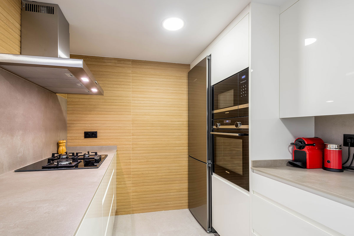 Diseño, fabricación e instalación de cocina con aplacado porcelánico ABK Stone Ash hasta la campana