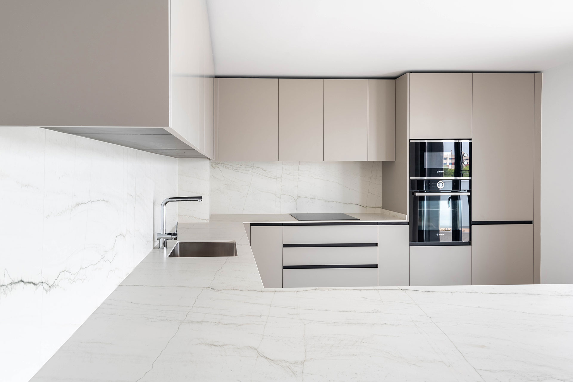 Diseño y fabricación de cocinas personalizadas para arquitectos, interioristas y profesionales de la construcción