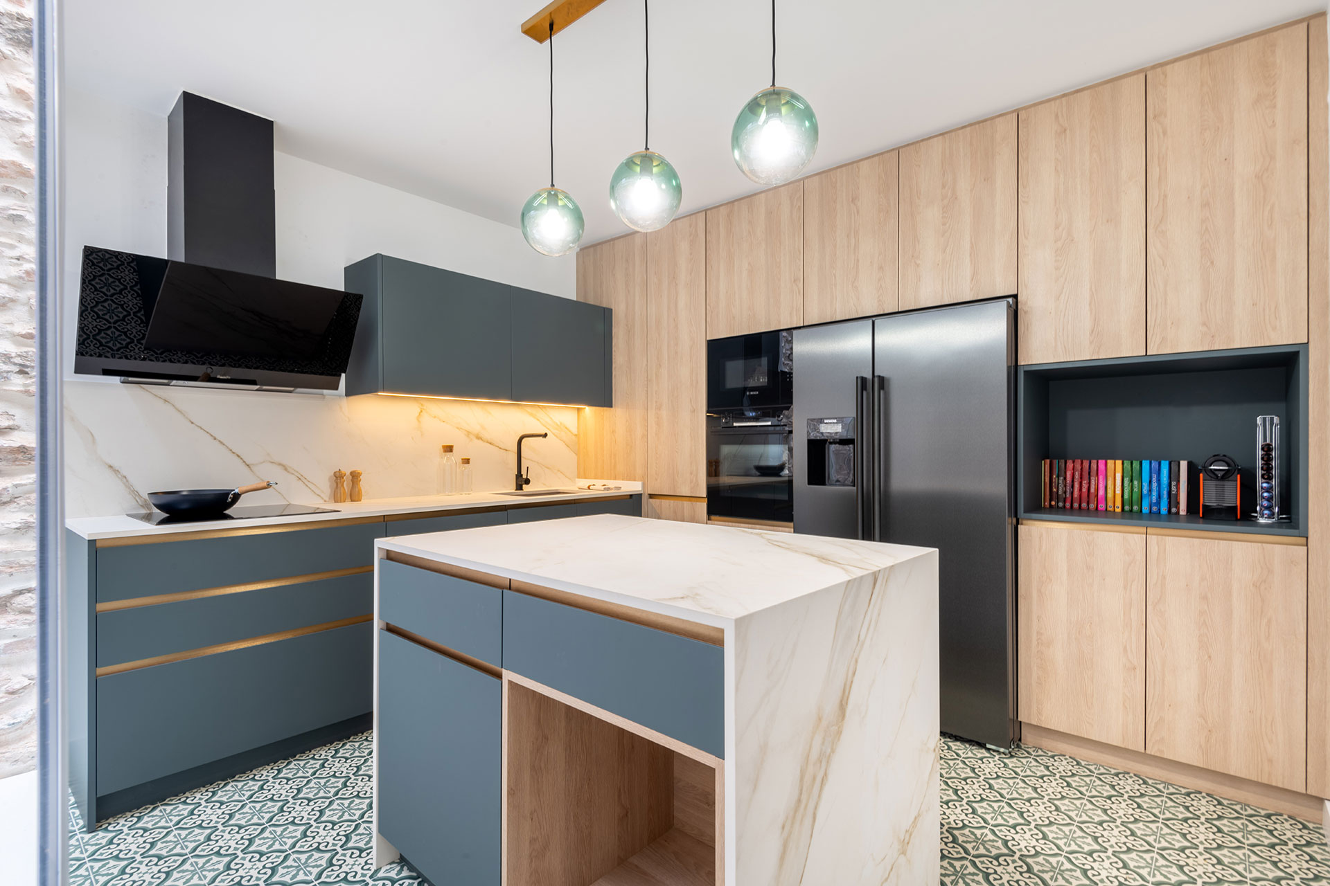 Diseño, fabricación e instalación de cocina basada en el Feng Shui, en unifamiliar situada en Castellón.