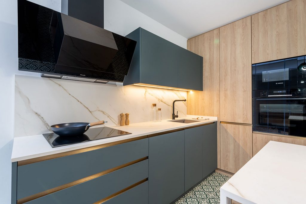 Diseño de cocina basada en Feng Shui con encimera ABK Stone Calacatta Gold para favorecer el flujo de energía.