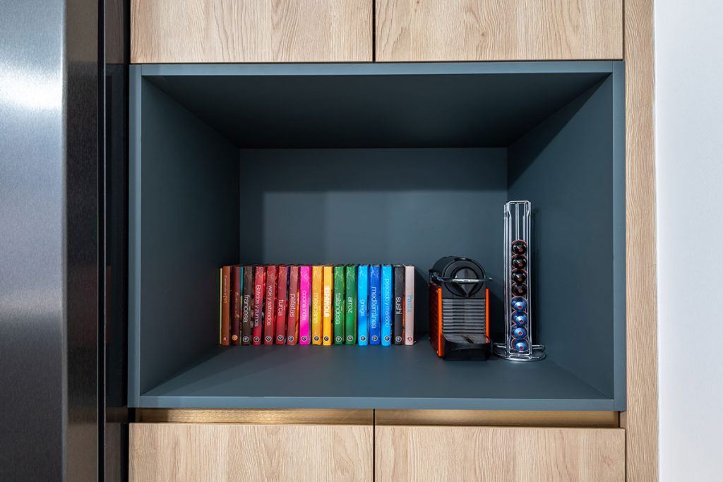 Diseño de cocina basada en Feng Shui con Fénix Verde Comodoro y acabado Roble Brera, una madera que evoca naturaleza.