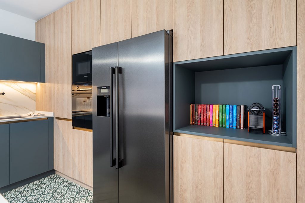 Diseño de cocina basada en Feng Shui con Fénix Verde Comodoro y acabado Roble Brera, una madera que evoca naturaleza.