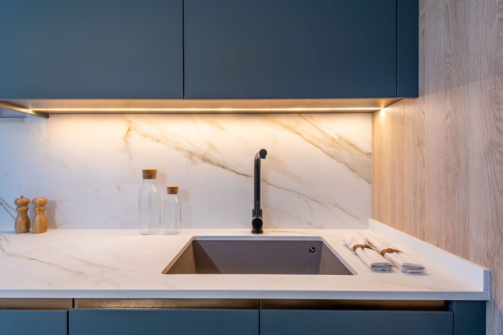 Diseño de cocina basada en Feng Shui con encimera ABK Stone Calacatta Gold para favorecer el flujo de energía.