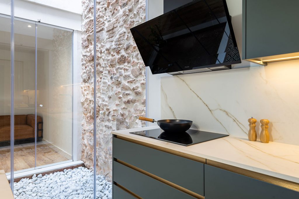 Diseño de cocina basada en Feng Shui con encimera ABK Stone Calacatta Gold para favorecer el flujo de energía.