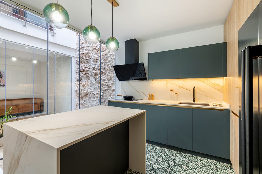 Diseño de cocina basada en Feng Shui con Fénix Verde Comodoro y acabado Roble Brera, una madera que evoca naturaleza.