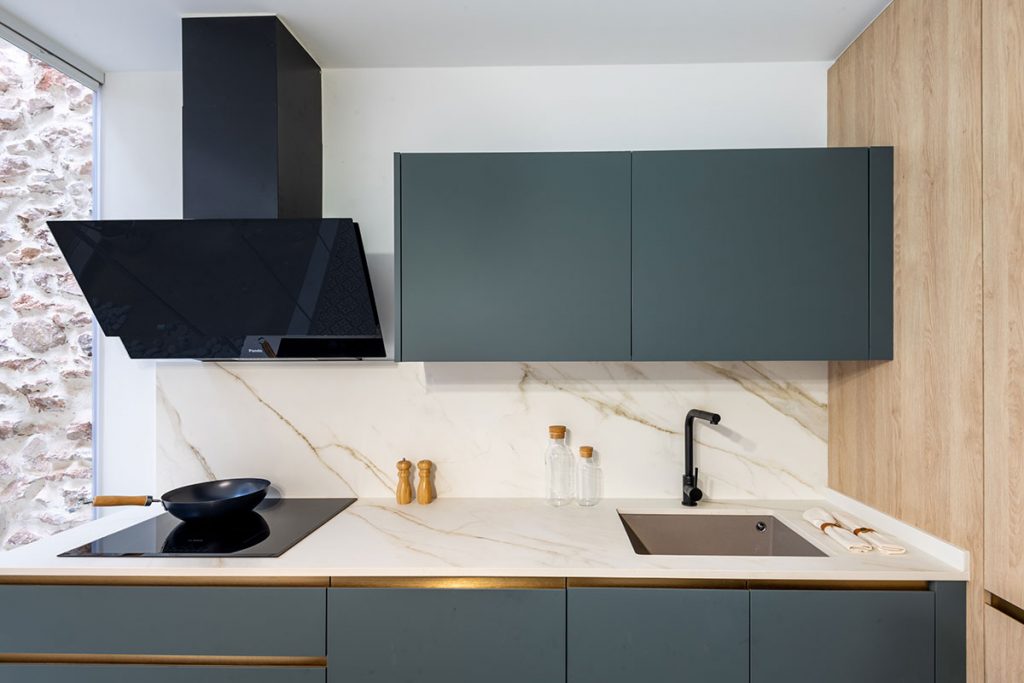 Diseño de cocina basada en Feng Shui con Fénix Verde Comodoro y acabado Roble Brera, una madera que evoca naturaleza.