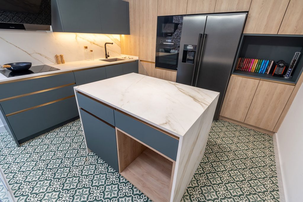 Diseño, fabricación e instalación de cocina basada en el Feng Shui, en color verde para conectar con la tierra y la naturaleza.