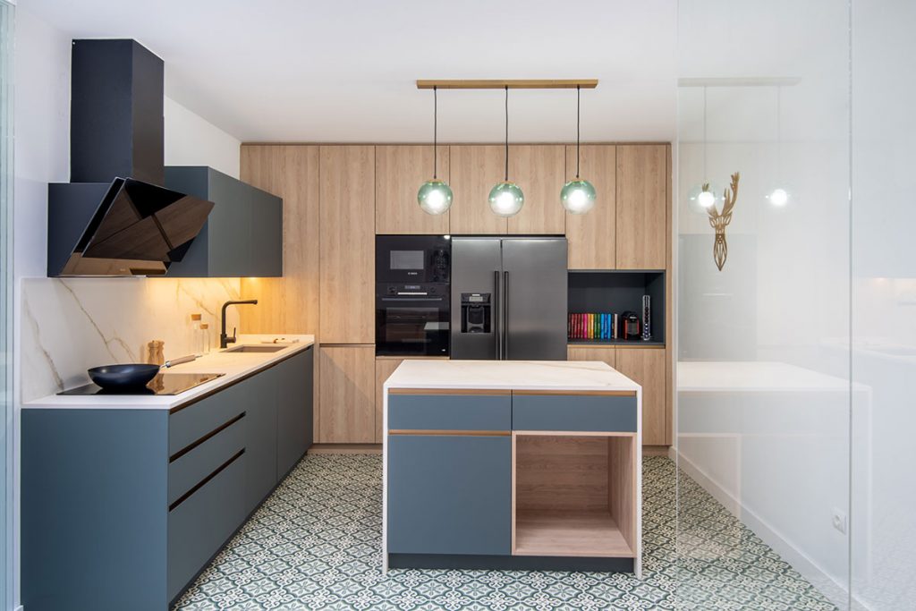 Diseño, fabricación e instalación de cocina basada en el Feng Shui, en color verde para conectar con la tierra y la naturaleza.