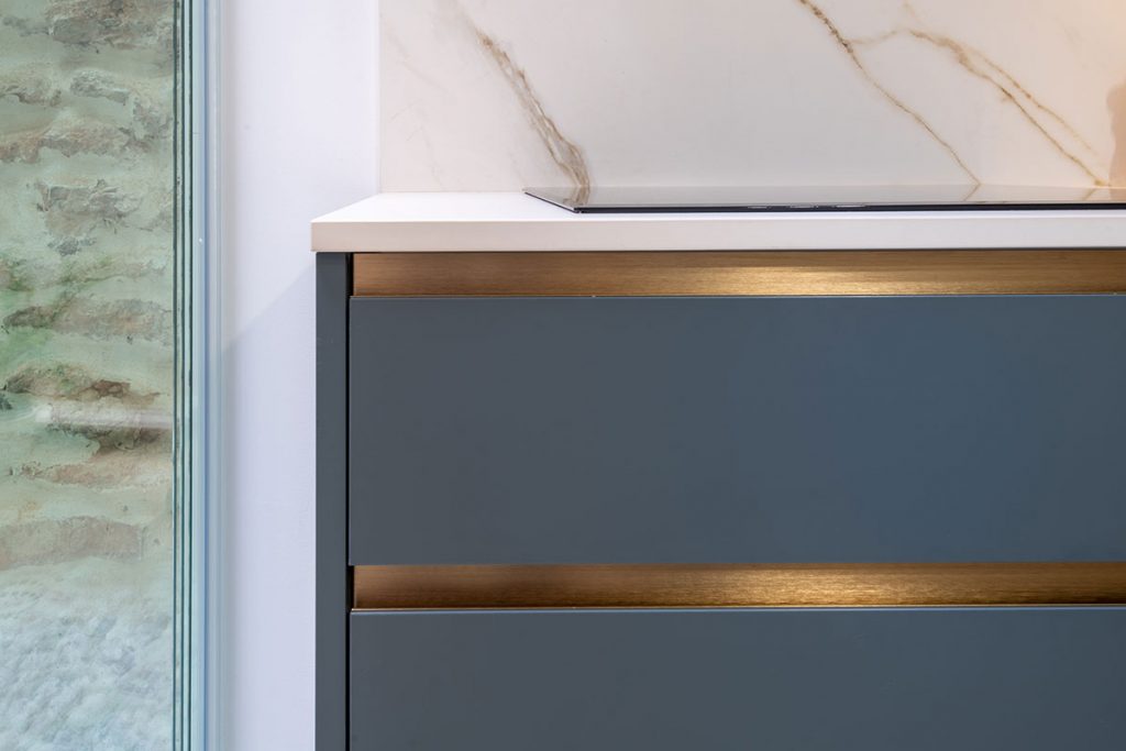 Diseño, fabricación e instalación de cocina basada en el Feng Shui, en color verde para conectar con la tierra y la naturaleza.