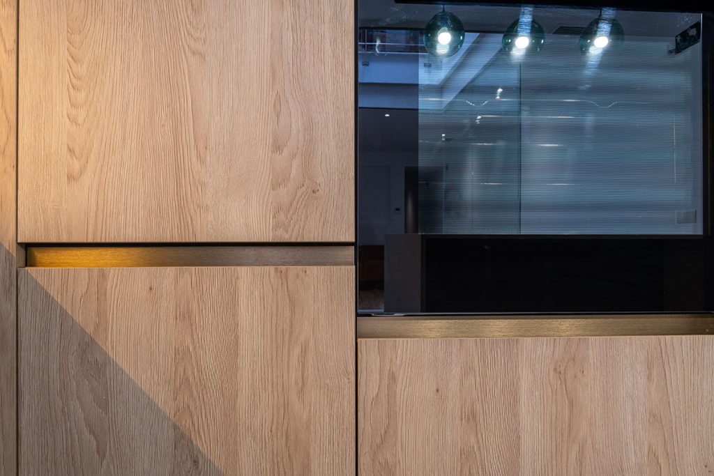 Diseño, fabricación e instalación de cocina basada en el Feng Shui, con electrodomésticos integrados y acabados de alta calidad.