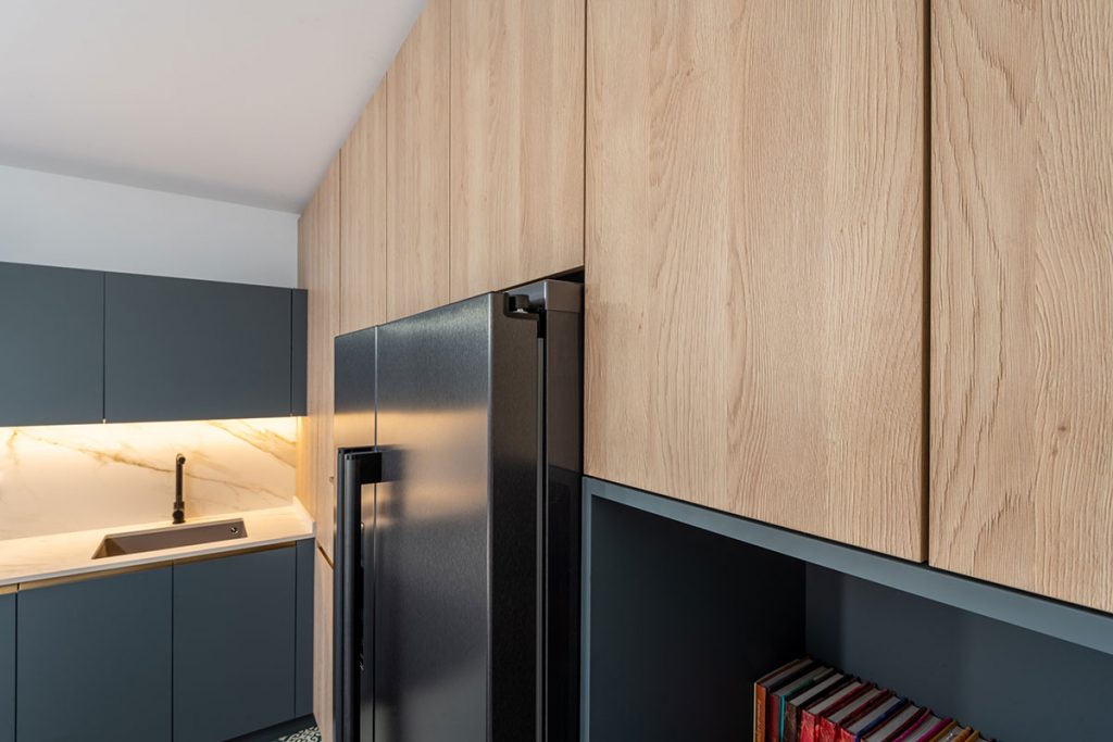 Diseño, fabricación e instalación de cocina basada en el Feng Shui, con electrodomésticos integrados y acabados de alta calidad.