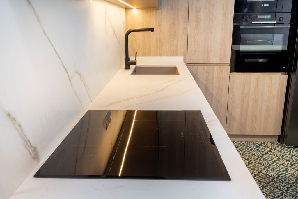 Diseño de cocina basada en Feng Shui con encimera ABK Stone Calacatta Gold para favorecr el flujo de energía.