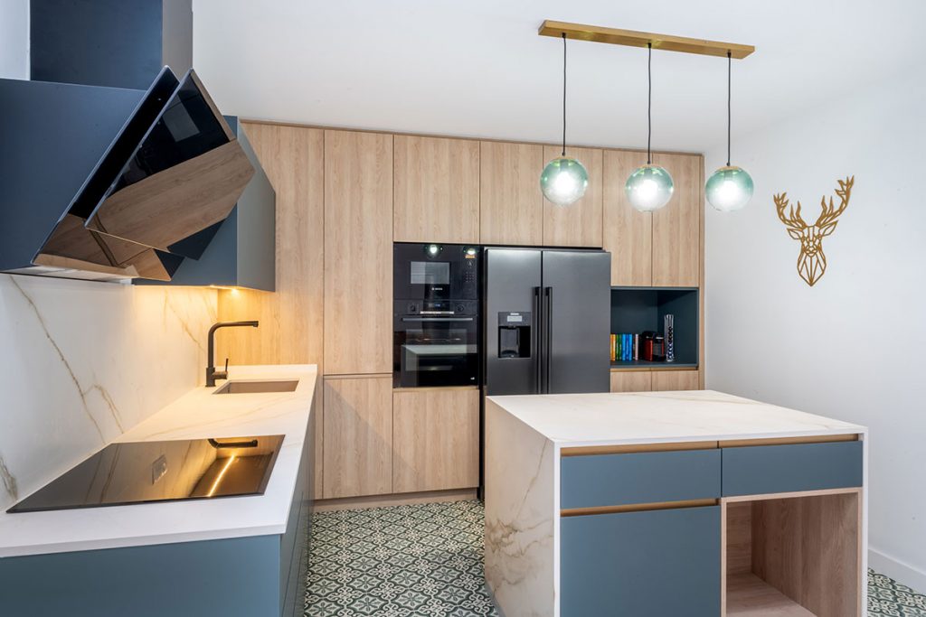 Diseño, fabricación e instalación de cocina basada en el Feng Shui, con electrodomésticos integrados y acabados de alta calidad.