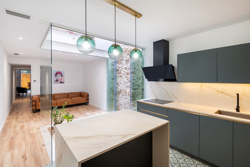 Diseño, fabricación e instalación de cocina basada en el Feng Shui, en unifamiliar situada en Castellón.