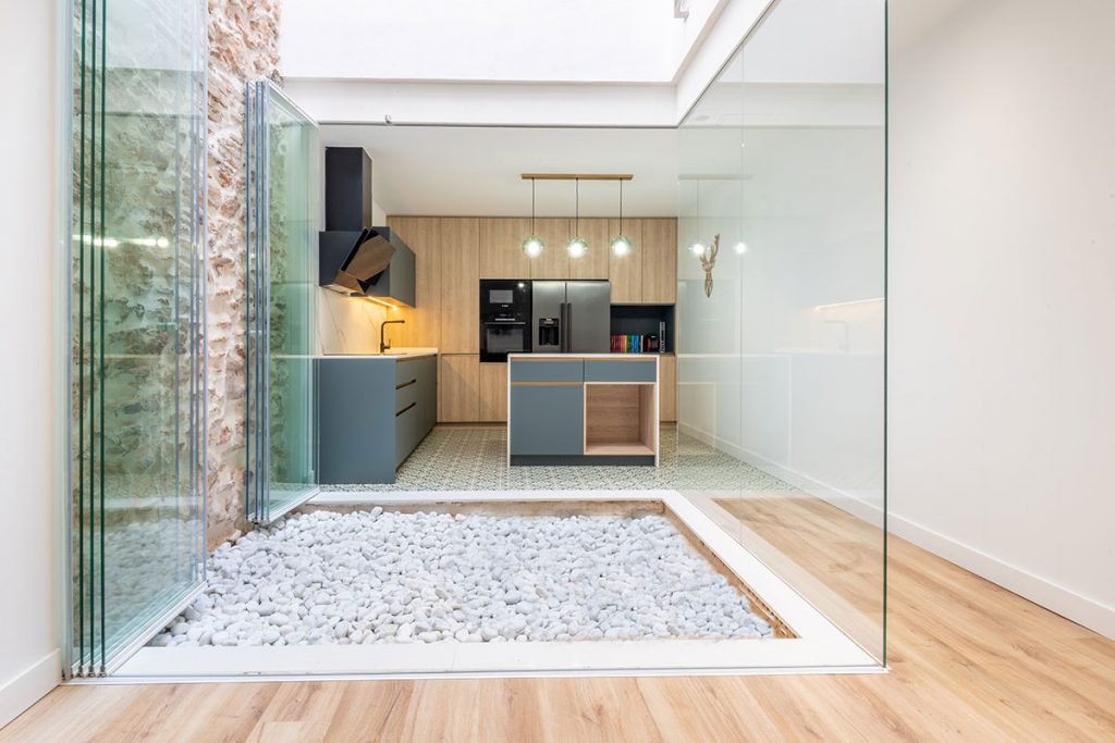 Diseño, fabricación e instalación de cocina basada en el Feng Shui, en unifamiliar situada en Castellón.