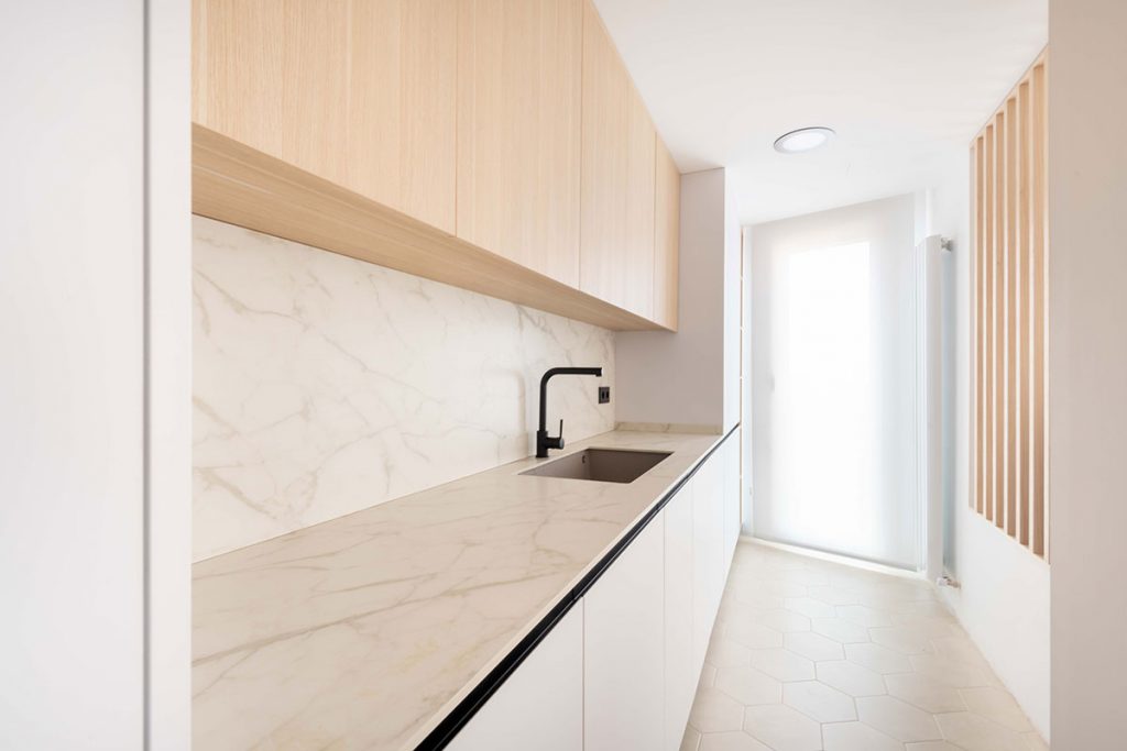 Proyecto de reforma parcial para romper con el concepto de cocina alargada y conseguir un espacio amplio y luminoso.