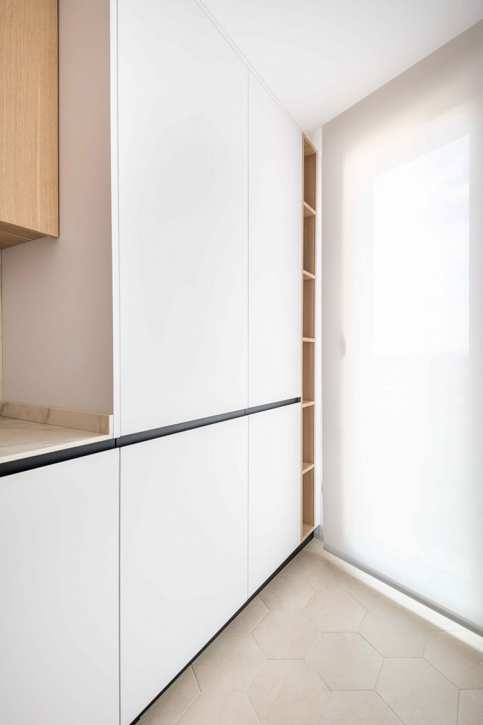 Proyecto de reforma parcial para romper con el concepto de cocina alargada y conseguir un espacio amplio y luminoso.